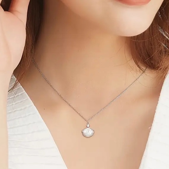 Jewelry - Elegant Silver Pendant Necklace